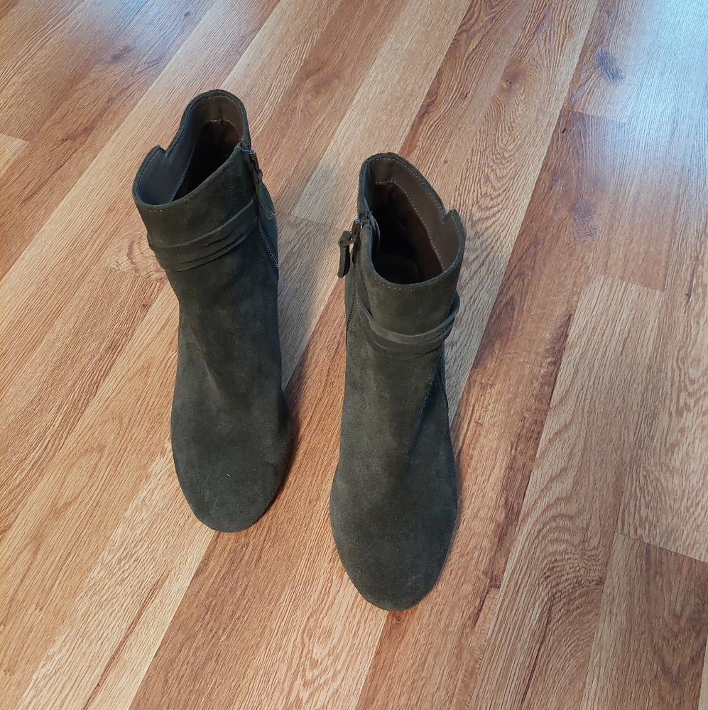 Violet & Red Jenna Women's Green Suede Booties Size 7